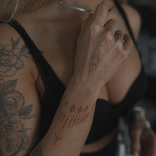 Femenino Negro Minimalismo tatuaje #96852 | Tattoo Artist Dariya Salmanova