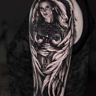 Femenino Negro y Gris Realismo tatuaje en Hombro #97020 | Tattoo Artist Nikaveratattoo