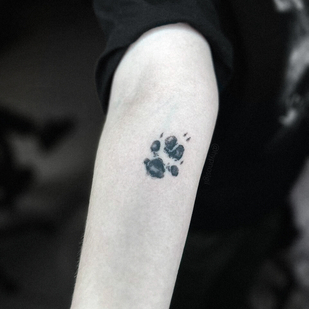 Femenino Negro  tatuaje en Antebrazo #97070 | Tattoo Artist Mariya Naumova