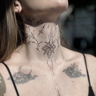 Femenino Negro Linework tatuaje en Cuello #97075 | Tattoo Artist Mariya Naumova
