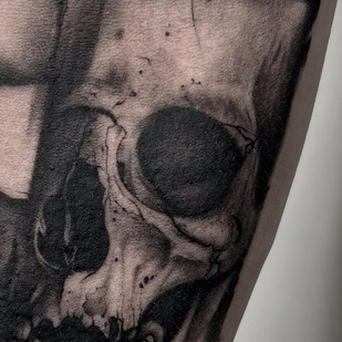 Masculino Negro y Gris Realismo tatuaje en Antebrazo #99571 | Tattoo Artist Aleksandr Kuchin