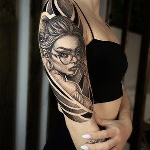 Femenino Negro Gráfico tatuaje en Hombro #99351 | Tattoo Artist Artem Arion