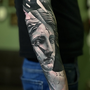 Masculino Negro y Gris Realismo tatuaje en Antebrazo #99985 | Tattoo Artist Aleksandr Lysov