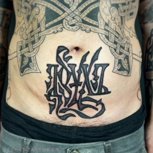Masculino Negro y Gris Lettering tatuaje en Estómago #101251 | Tattoo Artist Sergey Floid