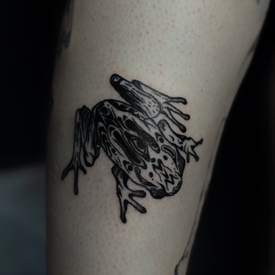 Femenino Negro  tatuaje en Espinilla #104784 | Tattoo Artist Ekaterina Sysoeva