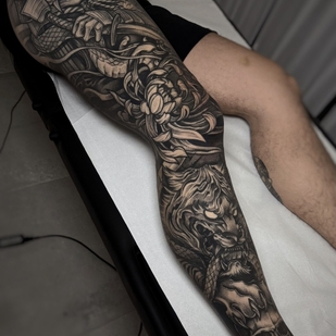 Masculino Negro Blackwork tatuaje en Pierna #103250 | Tattoo Artist Julian Moth