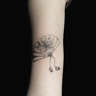 Femenino Negro y Gris Fineline tatuaje #103439 | Tattoo Artist Valeriia Radchenko