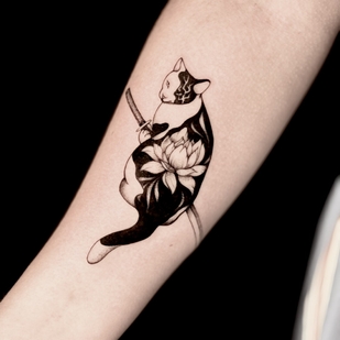 Femenino Negro y Gris Blackwork tatuaje en Antebrazo #103444 | Tattoo Artist Valeriia Radchenko