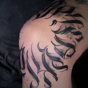 Masculino Negro Caligrafía tatuaje en Pierna #103464 | Tattoo Artist Sergey Petrov