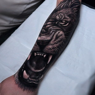 Masculino Negro y Gris Realismo tatuaje en Antebrazo #103871 | Tattoo Artist Marin Yordanov - Yordanov Arts