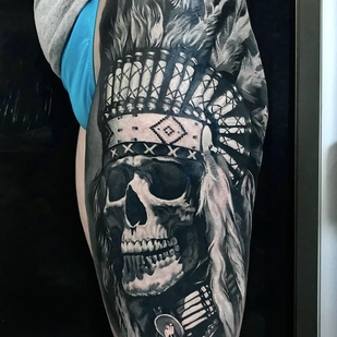 Femenino Negro y Gris Realismo tatuaje en Muslo #96704 | Tattoo Artist Yevhen Dikov