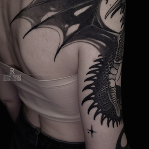 Femenino Negro y Gris Gráfico tatuaje en Hombro #94098 | Tattoo Artist ROMAN MIGURA