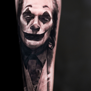 Masculino Negro y Gris Retrato tatuaje en Antebrazo #94166 | Tattoo Artist Kirill Antique