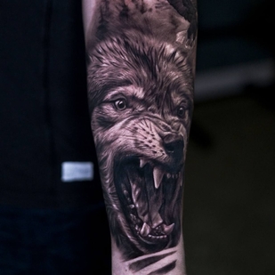 Masculino Negro y Gris Realismo tatuaje en Antebrazo #94406 | Tattoo Artist Kirill Antique