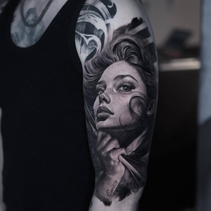 Masculino Negro y Gris Realismo tatuaje en Antebrazo #94410 | Tattoo Artist Kirill Antique