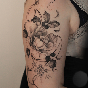 Femenino Negro Gráfico tatuaje en Hombro #94027 | Tattoo Artist Juliaavoo