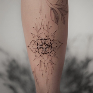 Femenino Negro Linework tatuaje en Espinilla #94052 | Tattoo Artist Juliaavoo