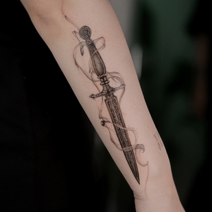 Femenino Negro Microrealismo tatuaje en Antebrazo #94078 | Tattoo Artist Juliaavoo