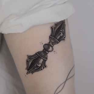 Femenino Negro Microrealismo tatuaje en Hombro #94079 | Tattoo Artist Juliaavoo