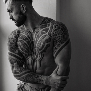 Masculino Negro y Gris Ornamental tatuaje en Pecho #97606 | Tattoo Artist Sergey Tymkiv