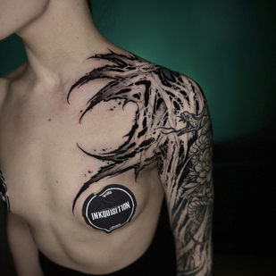 Femenino Negro y Gris  tatuaje en Pecho #103337 | Tattoo Artist Sergey Tymkiv