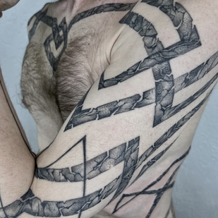 Masculino Negro y Gris Ornamental tatuaje en Hombro #93390 | Tattoo Artist Mary Nepostaeva