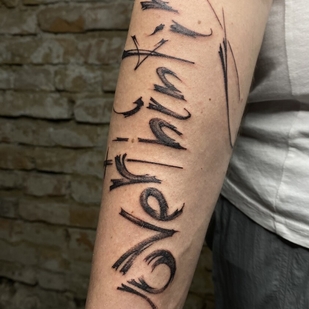 Masculino Negro y Gris Lettering tatuaje en Antebrazo #99372 | Tattoo Artist Mary Nepostaeva