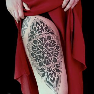 Femenino Negro y Gris Dotwork tatuaje en Muslo #95180 | Tattoo Artist Ioann Leo ( LEO-VAN )