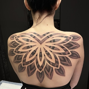Femenino Negro y Gris Whipshading tatuaje en Espalda #102406 | Tattoo Artist Ioann Leo ( LEO-VAN )