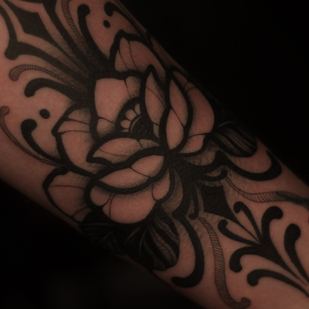 Femenino Negro Blackwork tatuaje en Antebrazo #91529 | Tattoo Artist Alexander Rebel