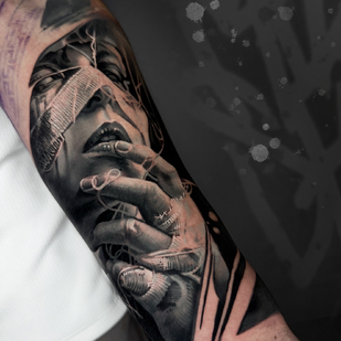 Masculino Negro y Gris Realismo tatuaje en Antebrazo #91108 | Tattoo Artist Aleksandr Mayer