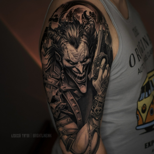 Masculino Negro y Gris Realismo tatuaje en Hombro #93995 | Tattoo Artist Aleksey Titov