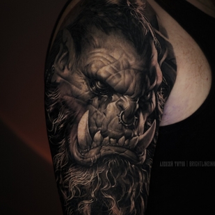 Masculino Negro y Gris Realismo tatuaje en Hombro #98988 | Tattoo Artist Aleksey Titov