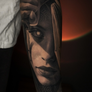 Masculino Negro y Gris Retrato tatuaje en Antebrazo #99506 | Tattoo Artist Aleksey Titov