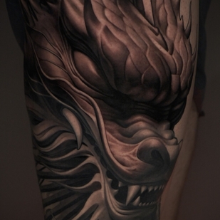 Masculino Negro y Gris Realismo tatuaje en Muslo #100715 | Tattoo Artist Aleksey Titov