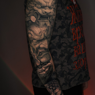 Masculino Negro y Gris Realismo tatuaje en Manga #101453 | Tattoo Artist Aleksey Titov