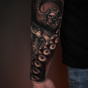 Masculino Negro y Gris Realismo tatuaje en Antebrazo #102843 | Tattoo Artist Aleksey Titov