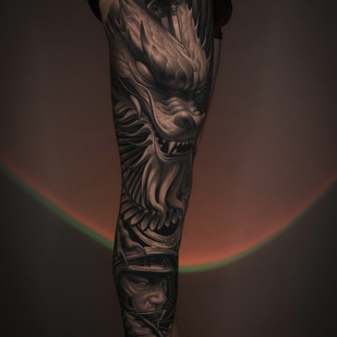 Masculino Negro y Gris Realismo tatuaje en Pierna #102842 | Tattoo Artist Aleksey Titov