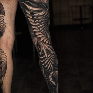 Masculino Negro y Gris Realismo tatuaje en Pierna #104684 | Tattoo Artist Aleksey Titov