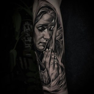 Negro y Gris Realismo tatuaje en Antebrazo #94953 | Tattoo Artist Anna Karenina