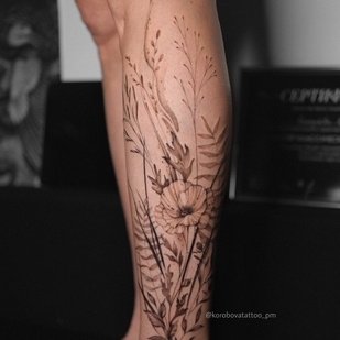 Femenino Negro  tatuaje en Pierna #103805 | Tattoo Artist Elena Korobova