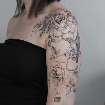 Belleza en Flor: La Odisea Artística de Sofía Lanbina en Tatuajes de Naturaleza en Línea Fina