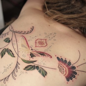 Artiste tatoueur Oke tattooer Veronika 