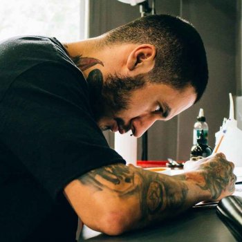 Artiste tatoueur Feliphe Veiga