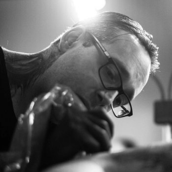Artiste tatoueur Michael Perry
