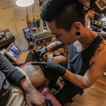 Artiste tatoueur Chester Lee (Oddtattooer)