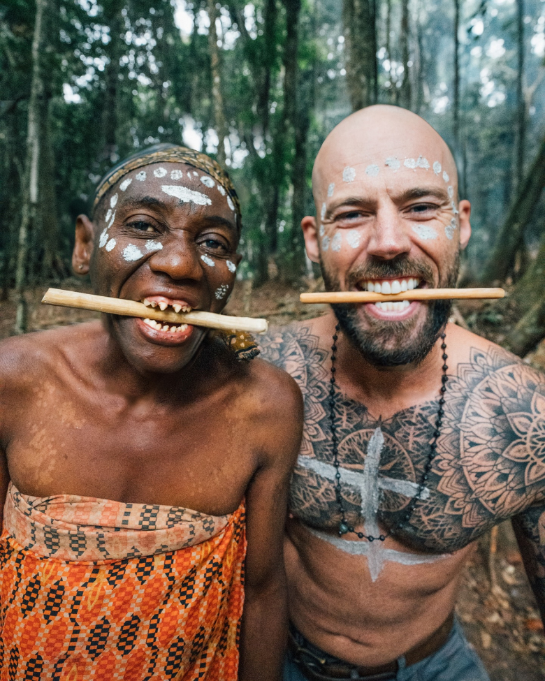 Les tatouages ​​du voyageur Mike Corey font sensation dans la tribu Baka