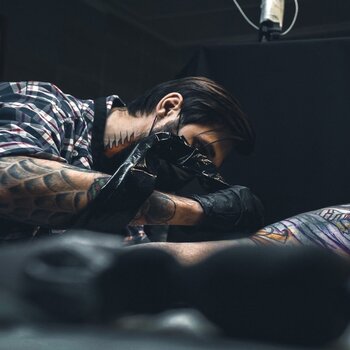 Artiste tatoueur Ivan Dzumik