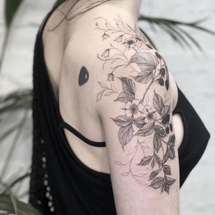 tatouage #47069 | Artiste tatoueur Lyria Flora la moon