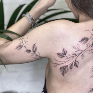 tatouage #47081 | Artiste tatoueur Lyria Flora la moon